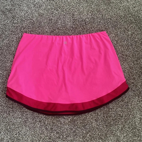 TAIL Golf Skort in Pink/Red/Black - Picture 5 of 5
